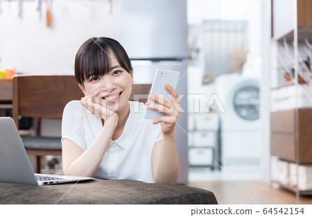 女性智能手機回家 64542154