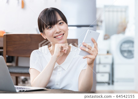 女性智能手機回家 64542155