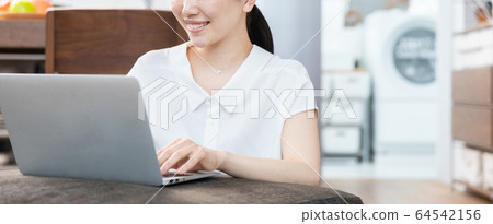客廳沙發女性電腦 64542156