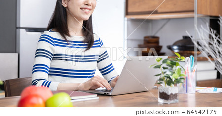 遠程工作房子的女人 64542175