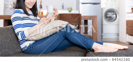 和智能手機的女人一起放鬆 64542180