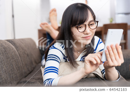 沙發女人放鬆 64542183