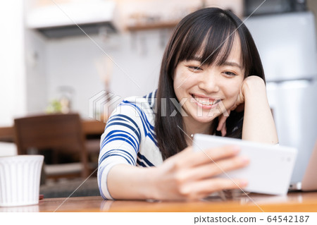 Smartphone female 64542187