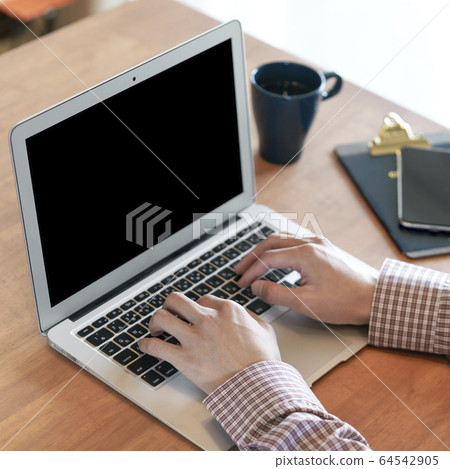 男人的手操作一台筆記本電腦 64542905