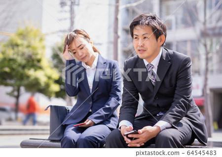 公司員工四處走動 公司員工四處走動 64545483