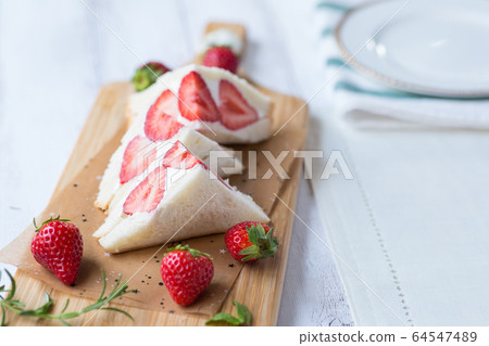 Fruit sandwich  64547489