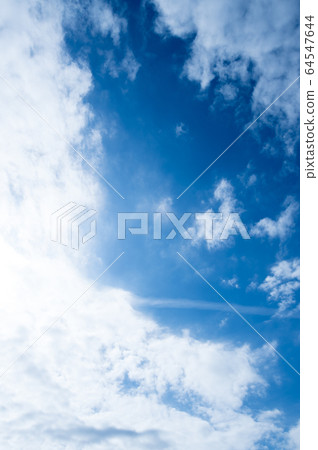 雲彩覆蓋白色藍色梯度大天空清楚的藍天天空風景刷新的天空背景 雲彩覆蓋白色藍色梯度大天空清楚的藍天天空風景刷新的天空背景 64547644