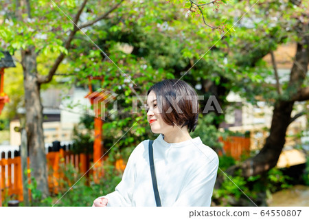 Young woman sightseeing in Kyoto Young woman sightseeing in Kyoto 64550807