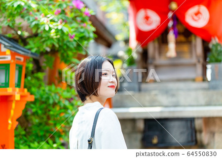 Young woman sightseeing in Kyoto Young woman sightseeing in Kyoto 64550830