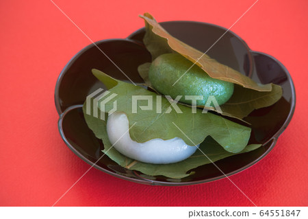 Bicolor Kashiwamochi on black lacquerware Bicolor Kashiwamochi on black lacquerware 64551847