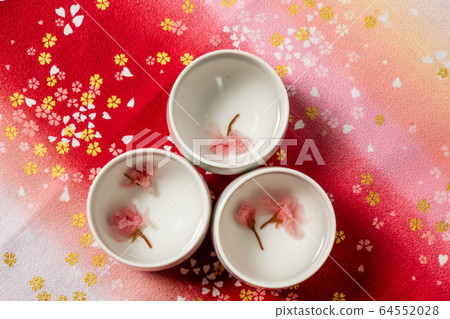 Image of typical sake (Japanese liquor) 64552028