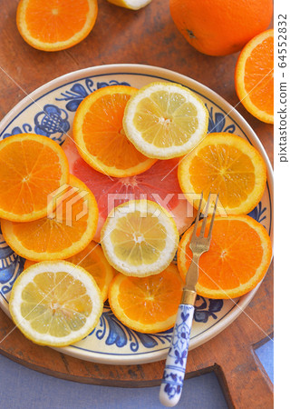 citrus fruit slices on vintage plate 64552832