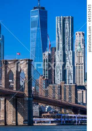 紐約曼哈頓摩天大樓和布魯克林大橋 64553435