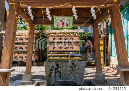 春天新鮮的綠色神社 春天新鮮的綠色神社 64553515
