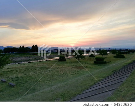沿河床從岸邊眺望的日落美景 沿河床從岸邊眺望的日落美景 64553620