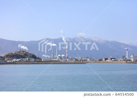 春天的河之谷城堡和從河之內港一側看的造紙廠的煙囪 64554500