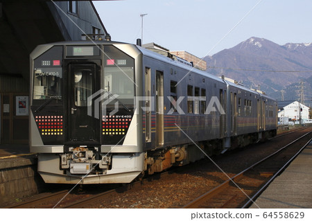 Banetsu West Line GV-E400系列抵達五泉站 Banetsu West Line GV-E400系列抵達五泉站 64558629