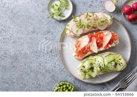Sandwiches with fresh vegetables, radishes 64558666