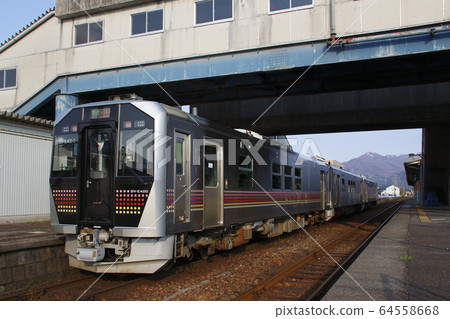 Banetsu West Line GV-E400 series arriving at Gosen Station Banetsu West Line GV-E400 series arriving at Gosen Station 64558668