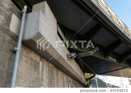 A falling bridge prevention device 64559873