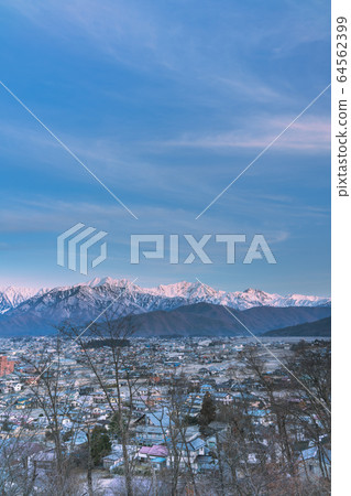 晨景:北阿爾卑斯山和大町市區:取自大町公園大町市 晨景:北阿爾卑斯山和大町市區:取自大町公園大町市 64562399