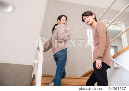 一對夫婦走上樓梯 一對夫婦走上樓梯 64563587