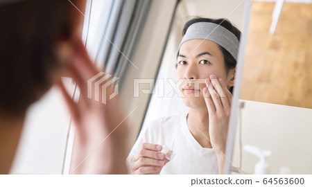 男人在臉上塗上奶油 男人在臉上塗上奶油 64563600