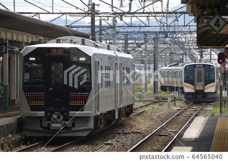 Uetsu Main Line GV-E400 Series arrived at Niitsu Station 64565040