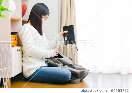 女性酒窩圓柱複製空間，可將鑰匙包和鑰匙放入背包 64565732