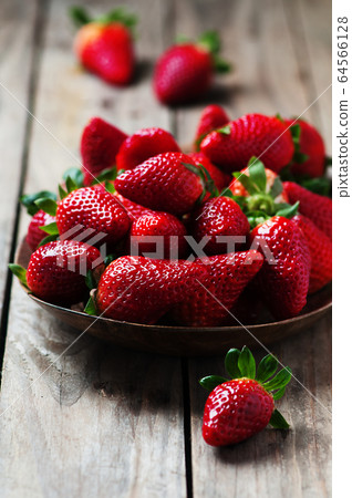 Sweet fresh stawberry on the wooden table 64566128