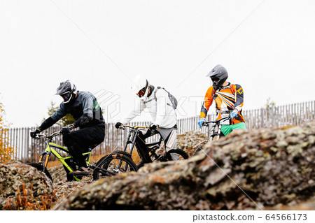downhill group riders 64566173
