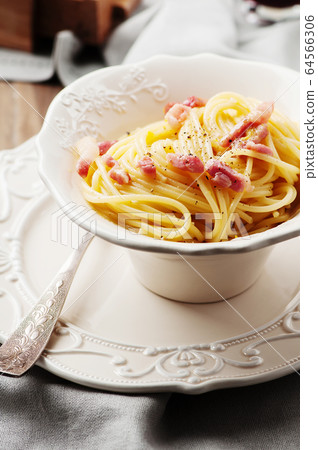 Spaghetti carbonara with red wine 64566306