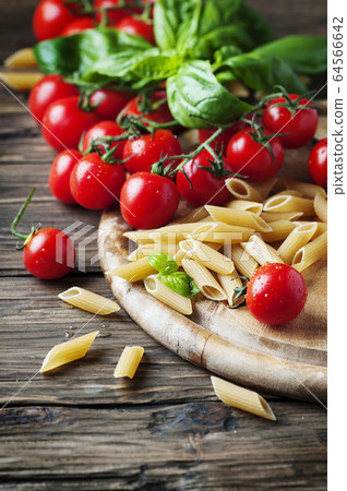 Raw intergal pasta with fresh tomato and basil Raw intergal pasta with fresh tomato and basil 64566642