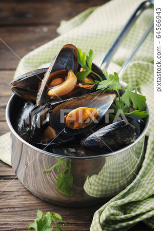 Cooked mussels with garlic and parsley 64566943