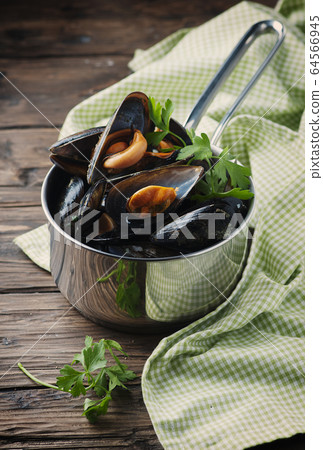Cooked mussels with garlic and parsley Cooked mussels with garlic and parsley 64566945