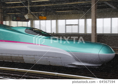 Tohoku Shinkansen E5 series arriving at the snowstorm Nasu-Shiobara station (follow shot) 64567594
