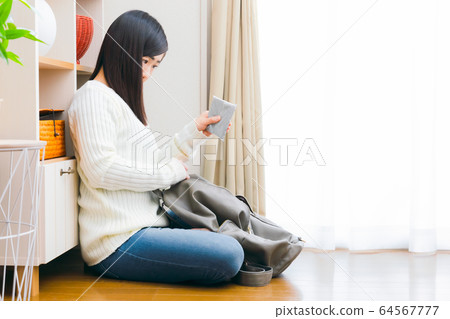 A woman who puts a pocket tissue in her backpack Copy space A woman who puts a pocket tissue in her backpack Copy space 64567777