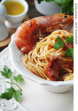Italian spaghetti with prawns and parsley Italian spaghetti with prawns and parsley 64567929