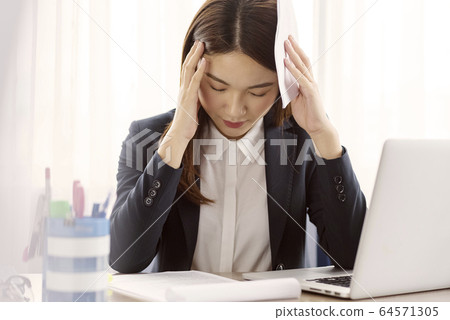 Business woman  stress 64571305