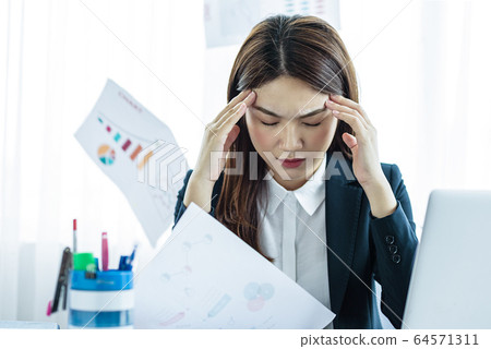 Business woman  stress 64571311