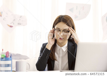 Business woman  stress 64571315