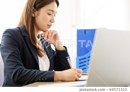 Female business woman 64571323