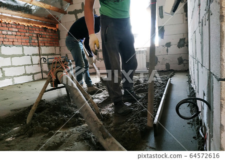 Sand-cement floor screed above the underfloor 64572616