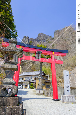 中之岳神社紅牌坊 垂直 照片素材 圖片 圖庫