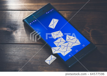 智能手機上的很多電子郵件 智能手機上的很多電子郵件 64577596