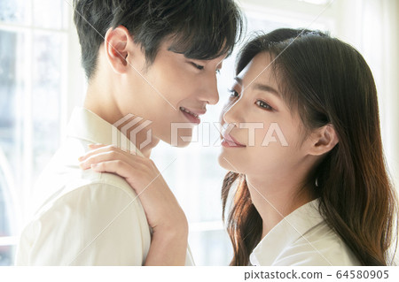 Lifestyle, man and woman, newlyweds 64580905