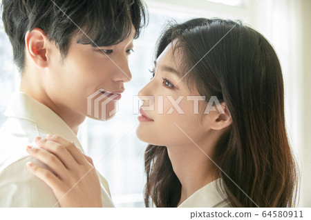 Lifestyle, man and woman, newlyweds 64580911