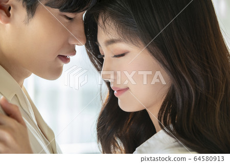 Lifestyle, man and woman, newlyweds 64580913