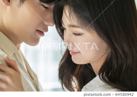 Lifestyle, man and woman, newlyweds 64580942