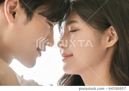 Lifestyle, man and woman, newlyweds 64580957